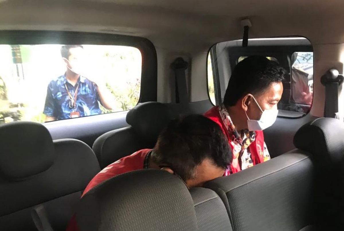 MA dan MR diamankan Kejari Sidoarjo. (Foto: Zainul Fajar/jatimnow.com)