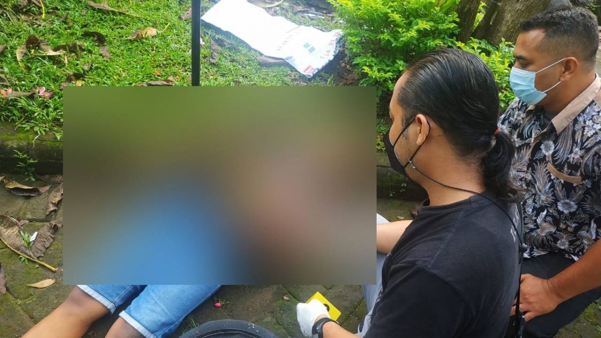 Proses identifikasi korban tewas akibat tersengat listrik. (Foto: Polsek Ngasem/jatimnow.com)