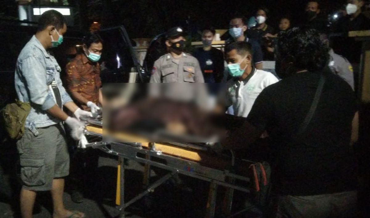 Proses evakuasi jenazah korban tewas di mobil yang terparkir di RSUD dr Soegiri Lamongan.(Foto: Humas Polres Lamongan for jatimnow.com)