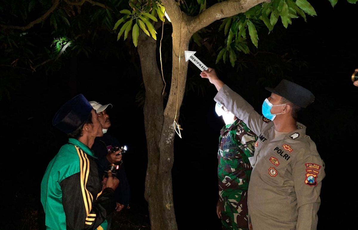 Polisi menggelar olah TKP korban gantung diri di Turi Lamongan. (Foto: Humas Polres Lamongan for jatimnow.com)