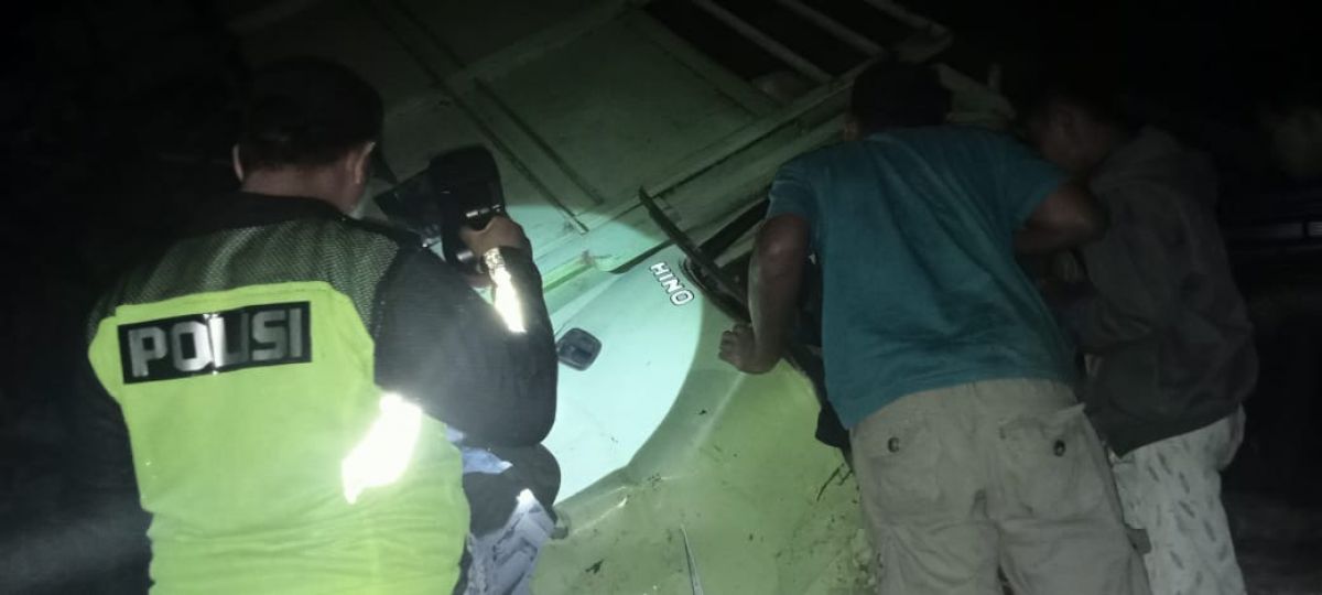 Truk bermuatan Porang terjun bebas ke jurang Slahung.(Humas Polres Ponorogo/Jatimnow.com)