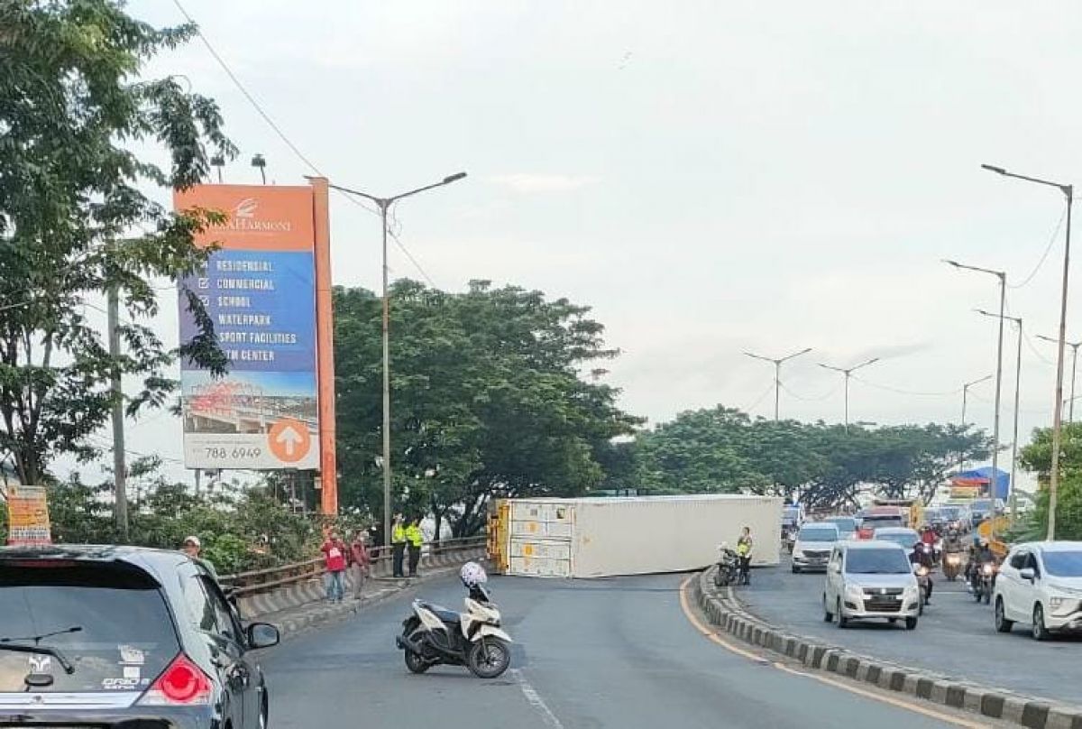 Truk yang terguling di flyover Trosobo.(Foto: Polresta Sidoarjo)