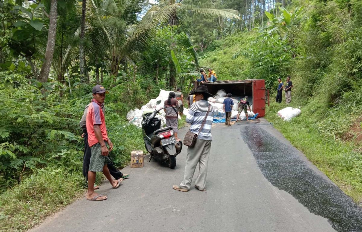 Sempat Mundur Alon-alon, Truk Bermuatan Kotoran Ayam di Ponorogo Terguling