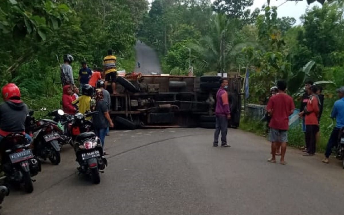 Truk bermuatan sembako terguling di Sooko Ponorogo (Foto: Meky Hasan Tachatarudin for jatimnow.com)