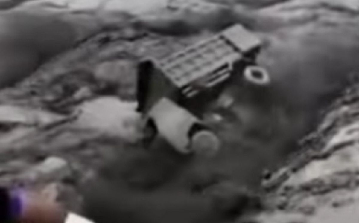 Kondisi truk yang terseret arus lahar dingin Semeru di Sungai Regoyo. (Foto: Instagram/kodil0127)