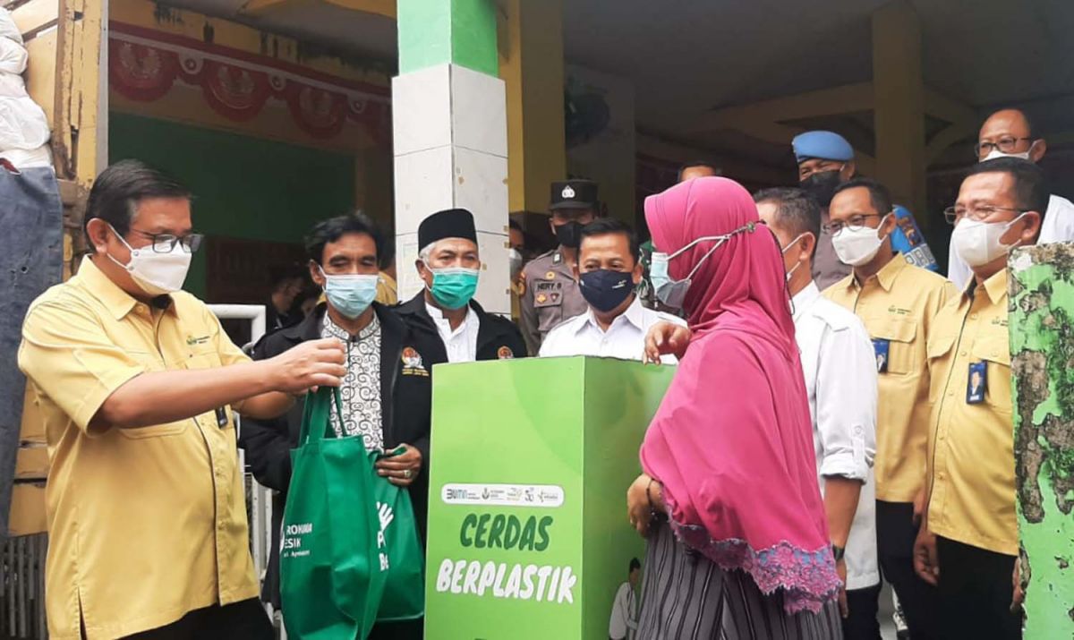 Melihat Program Penukaran Sampah dengan Sembako yang Digagas Petrokimia Gresik