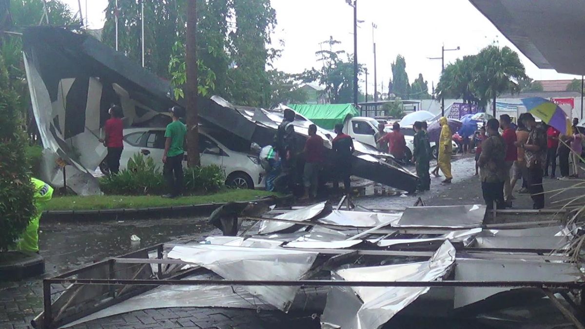 Baliho besar di pusat perbelanjaan Kediri Town Square roboh dan menimpa dua mobil yang tengah terparkir di halaman parkir VIP.(Foto: Yanuar Dedy)