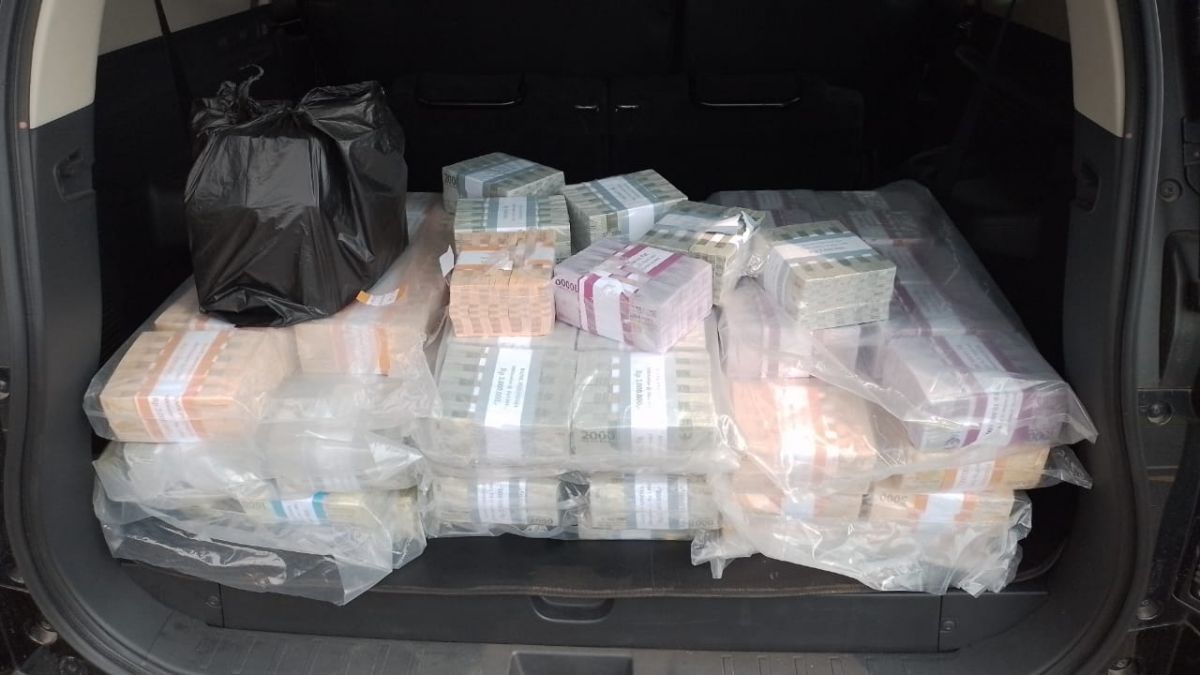 Uang yang disita polisi di Tol Gedeg, Kabupaten Mojokerto. (Foto: Satreskrim Polres Mojokerto for jatimnow.com)