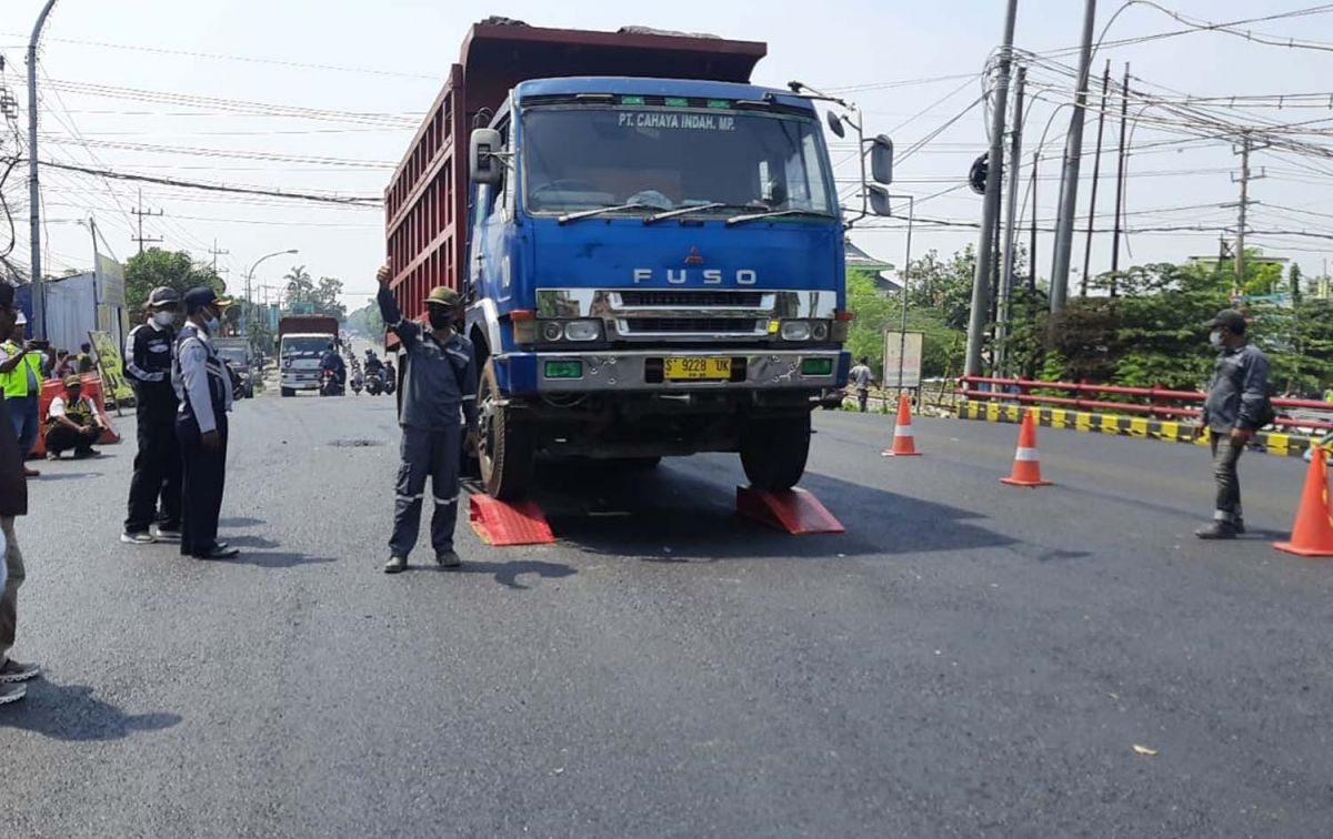 Uji beban di Jembatan Ngaglik 1 Lamongan (Foto: Adyad Ammy Iffansah/jatimnow.com)