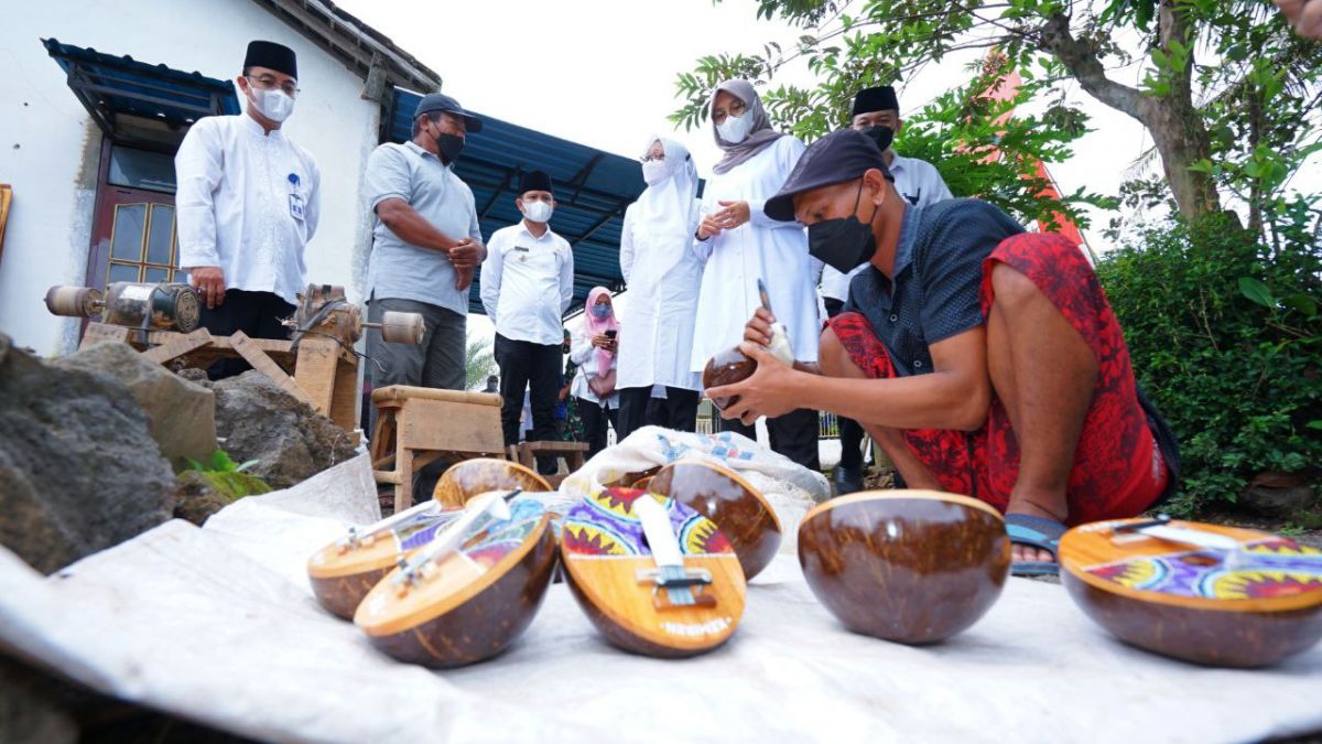 UMKM alat musik karimba saat dikunjungi Bupati Banyuwangi Banyuwangi Ipuk Fiestiandani. (Foto: Humas Pemkab Banyuwangi)