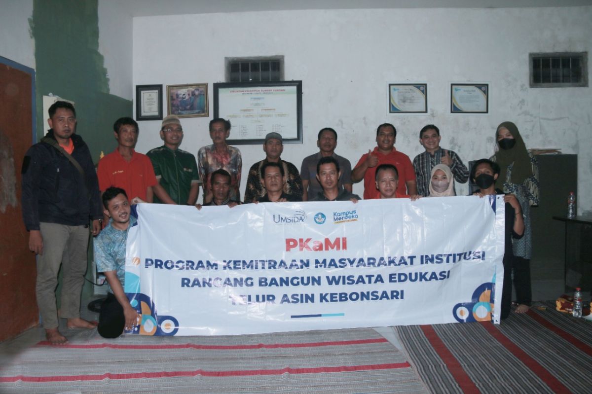 Tim Abdimas Umsida bersama dengan warga kampung telur asin.(Foto: Humas Umsida for jatimnow.com)