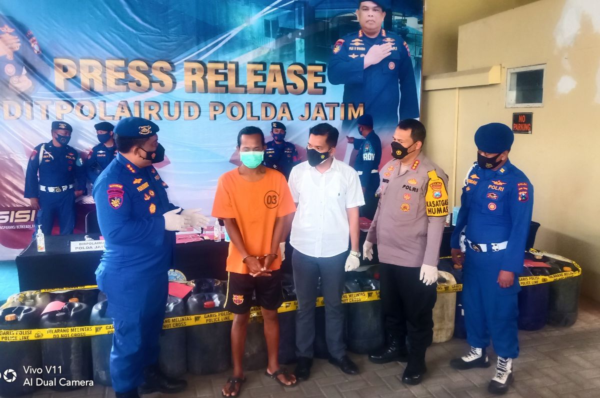 Pelaku penyalahgunaan BBM saat diamankan di kantor Ditpolairud Polda Jatim bersama barang bukti. (Foto: Zain Ahmad/jatimnow.com)