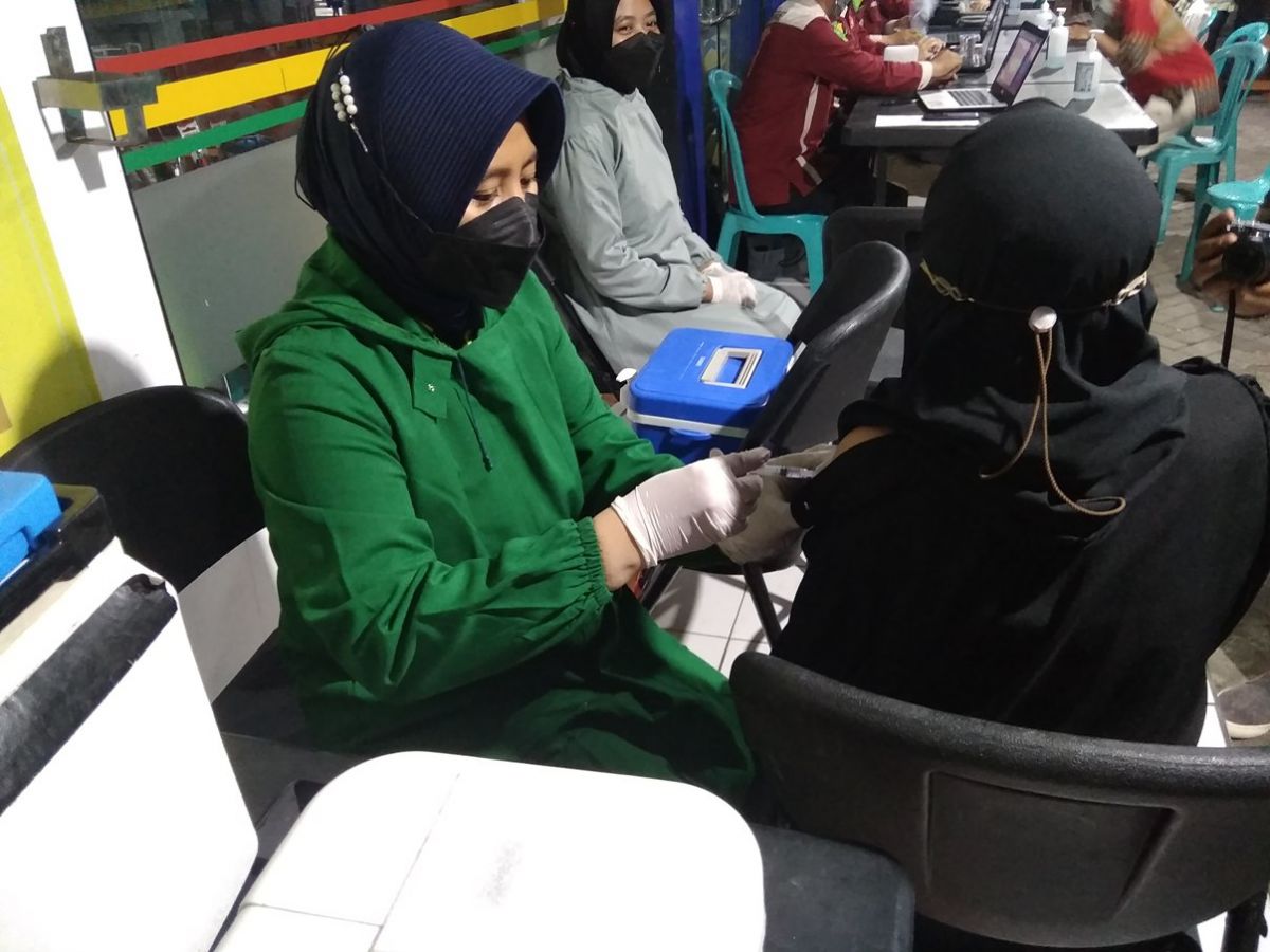 Vaksinasi masal di Kantor Satlantas Polres Jombang.(Foto: Elok Aprianto)