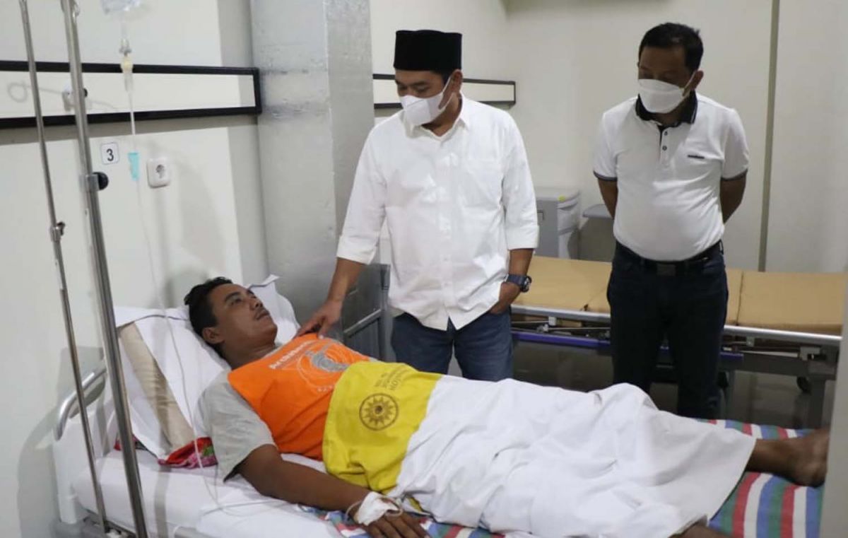 Wakil Bupati Jombang, Sumrambah saat berkomunikasi dengan korban keracunan makanan yang dirawat di RSU PKU Muhamadiyah, Mojoagung (Foto: Elok Aprianto/jatimnow.com)