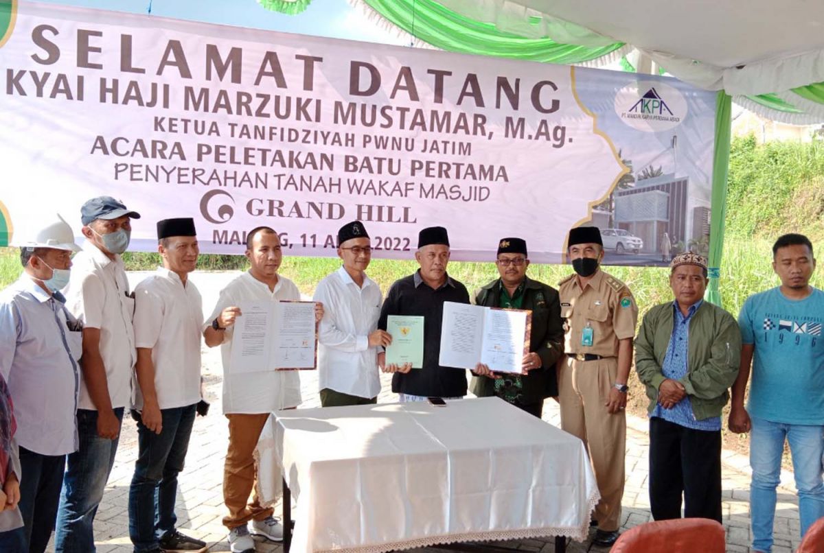 Apersi dan PWNU Jatim melakukan penandatanganan surat tanah wakaf untuk masjid di Kecamatan Kedungkandang, Kota Malang (Foto: Apersi Jatim/jatimnow.com)