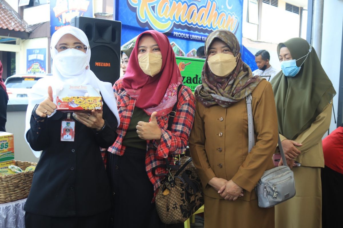 Wakil Bupati Kediri Dewi Mariya Ulfa (kiri) bersama para pelaku UMKM di Bazar Ramadhan. (Foto: Humas Pemkab Kediri/jatimnow.com)