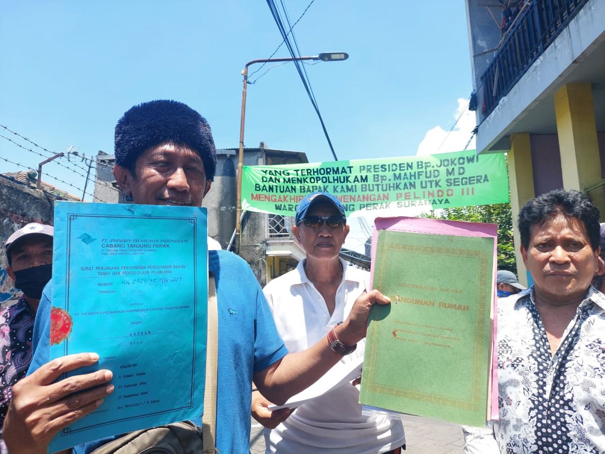 Warga Perak Surabaya menggelar demo di Perkampungan Jalan Teluk Nibung Barat, menuntut penghapusan uang pungutan rumah. (Foto : Rahman for jatimnow.com)