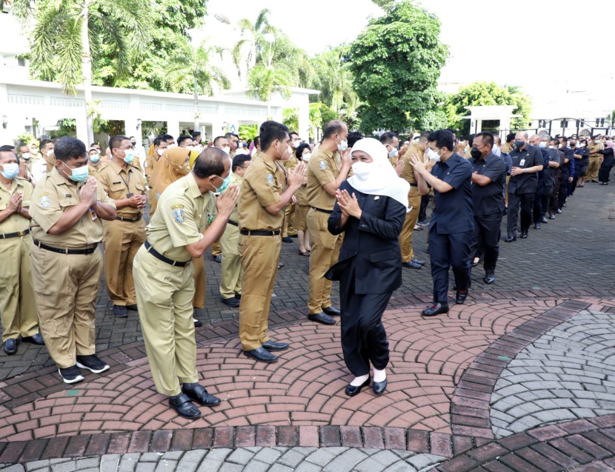 Gubernur Jawa Timur Khofifah Indar Parawansa bersama para ASN (Foto-foto: Dok. Humas Pemprov Jatim)