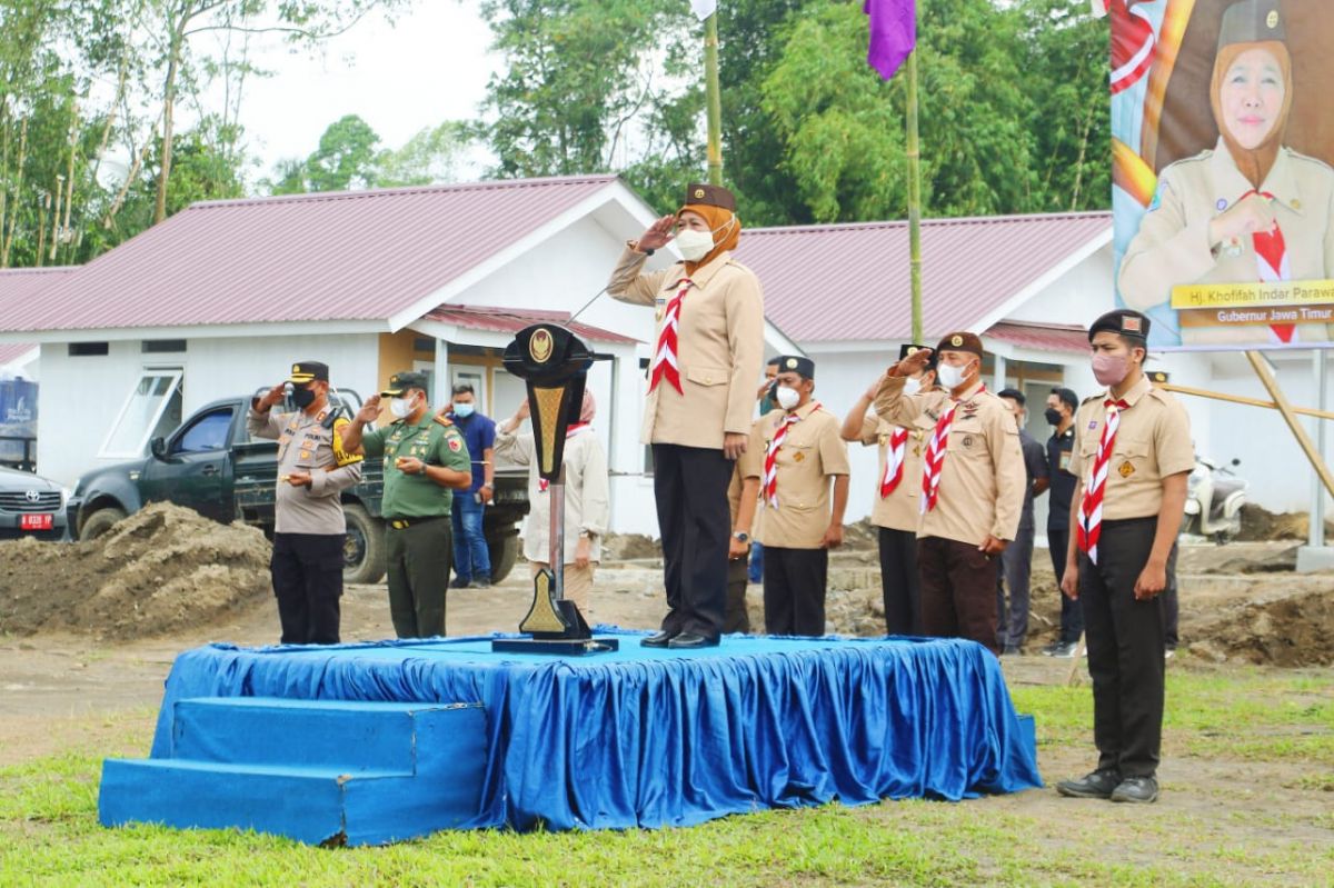 Gubernur Jatim Khofifah Indar Parawansa saat memimpin Apel Bakti Pramuka Spesial Ramadan di lokasi huntara-huntap Desa Sumbermujur, Kecamatan Candipuro, Kabupaten Lumajang (Foto-foto: Humas Pemprov Jatim)