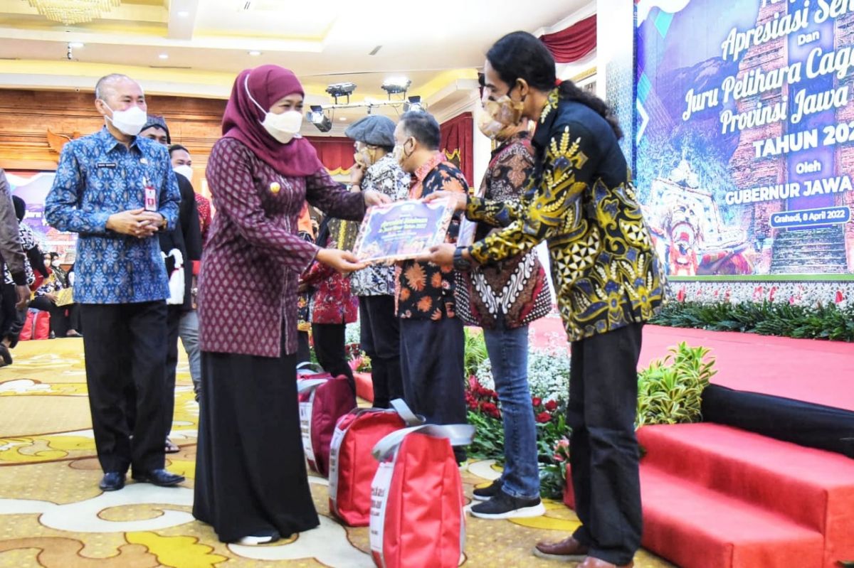 Gubernur Jatim Khofifah Indar Parawansa memberikan apresiasi kepada 1.000 Seniman dan 240 Juru Pelihara Cagar Budaya di Gedung Negara Grahadi (Foto-foto: Humas Pemprov Jatim)
