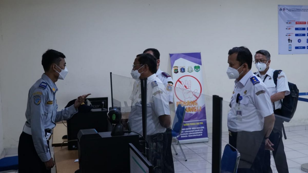 Dirjen Hubdat, Budi Setiyadi saat mengecek kesiapan armada bus di Terminal Pulogebang, Jakarta (Foto-foto: Humas Ditjen Perhubungan Darat)