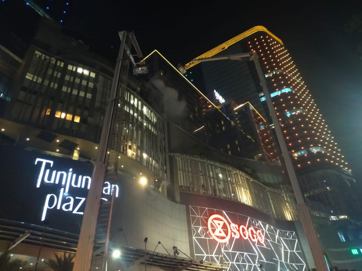 Pemadaman api yang membakar bagian gedung di Tunjungan Plaza Surabaya (Foto: Farizal Tito/jatimnow.com)