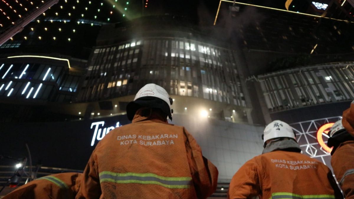 Proses pemadaman api dalam kebakaran di Tunjungan Plaza Surabaya (Foto: Fajar Mujianto/jatimnow.com)
