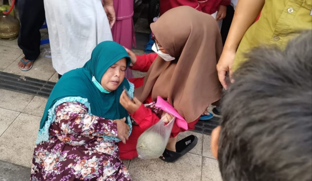 Anis, ibu di Gresik yang sempat terjatuh karena berebut salam dengan Presiden Jokowi (Foto: Sahlul Fahmi/jatimnow.com)