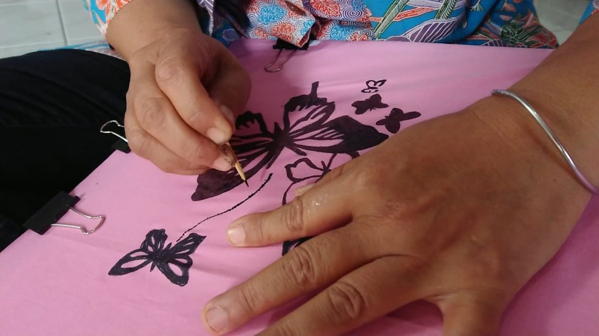 Proses pengerjaan kerudung lukis tusuk gigi. (Foto-foto: Bramanta Pamungkas/jatimnow.com)