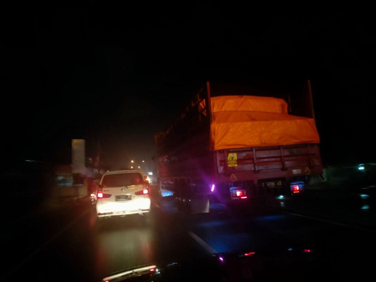 Truk yang melintas di jalur arteri Jombang-Mojokerto pukul 23.00 WIB, Kamis (28/4/2022) - (Foto-foto: Jajeli Rois/jatimnow.com)