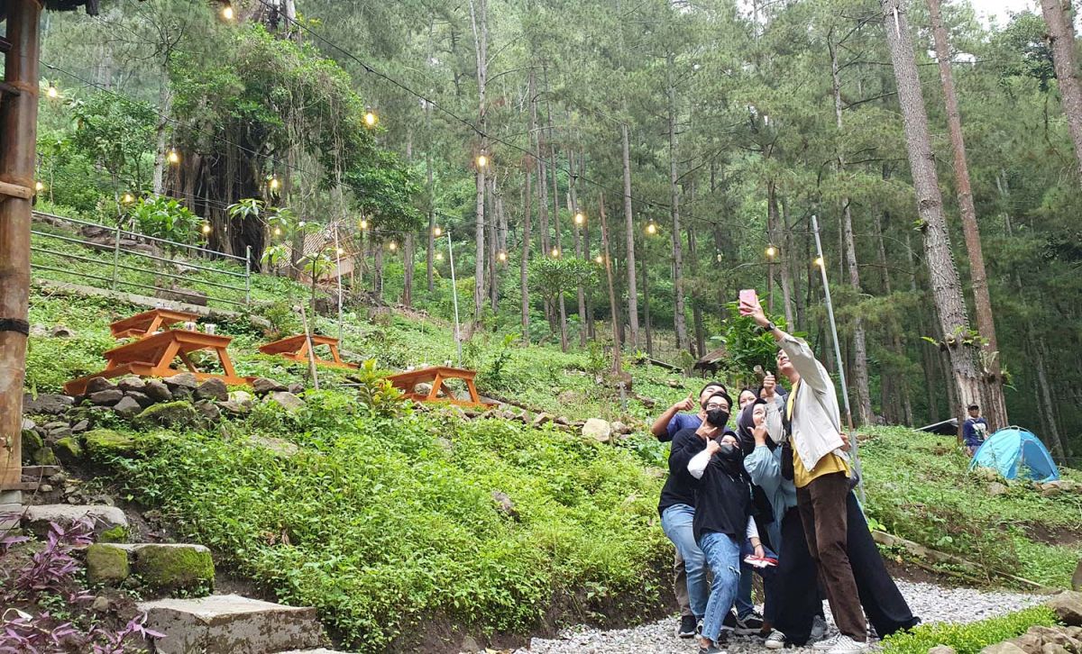 Ngabuburit Keren di Wisata Alam Bale Bombong Kawasan Telaga Ngebel, Ponorogo