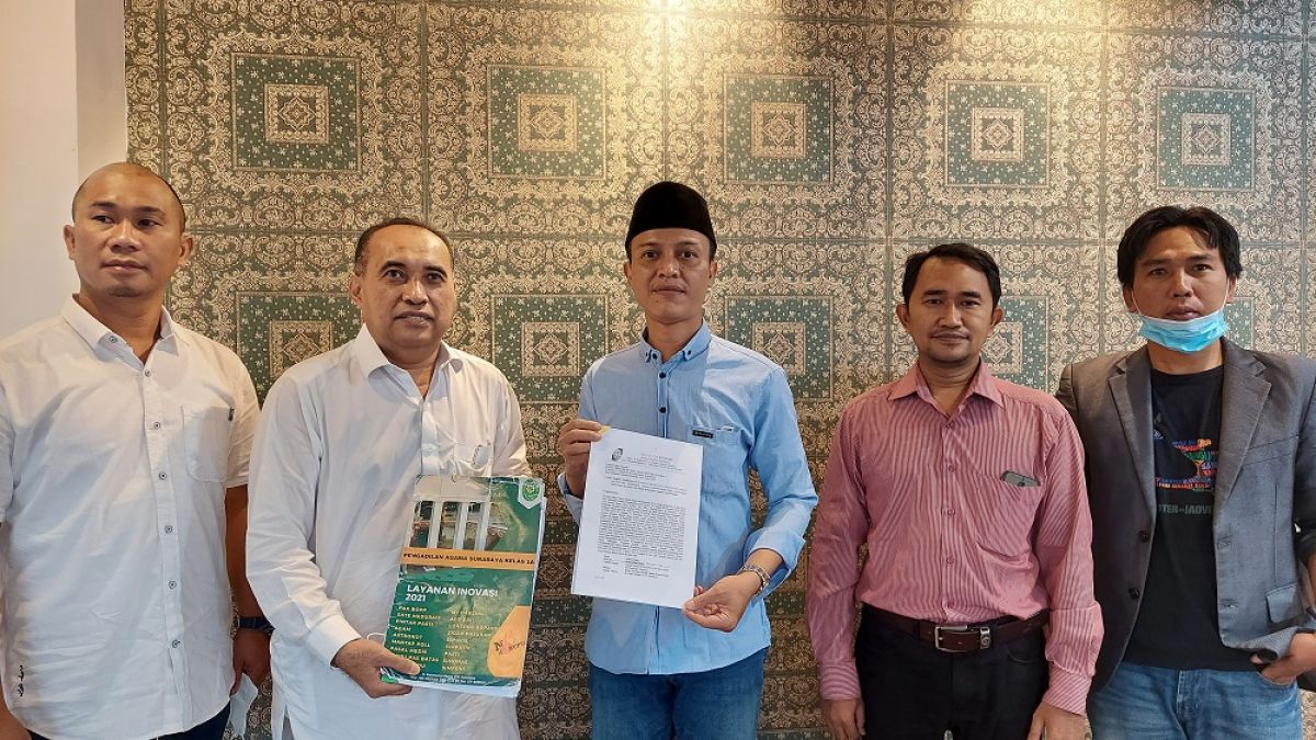 Ketua Yayasan Masjid Agung Sunan Ampel (YMASA) Ahmad Hifni (tengah) saat menunjukan surat gugatannya (Foto: Ni'am Kurniawan/jatimnow.com)