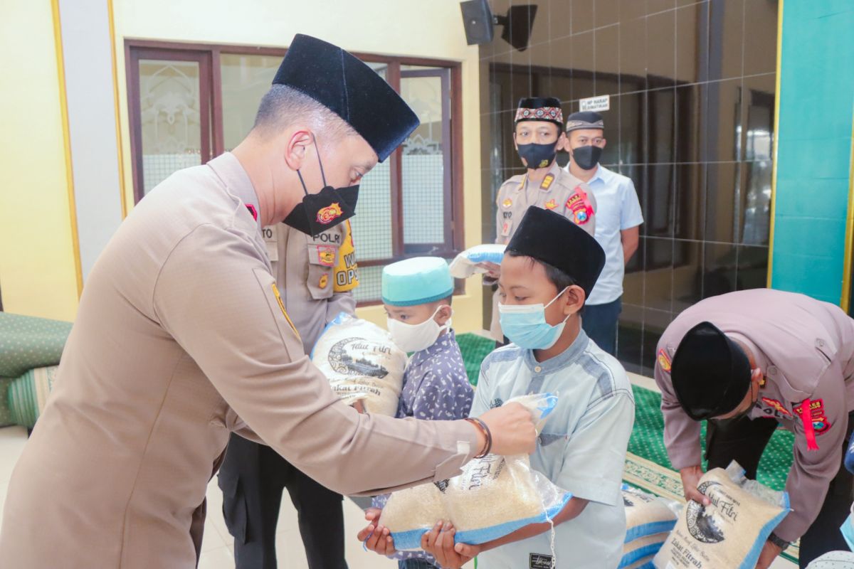 Kapolres Situbondo AKBP Andi Sinjaya menyerahkan zakat fitrah secara simbolis.(Foto: Humas Polres Situbondo)