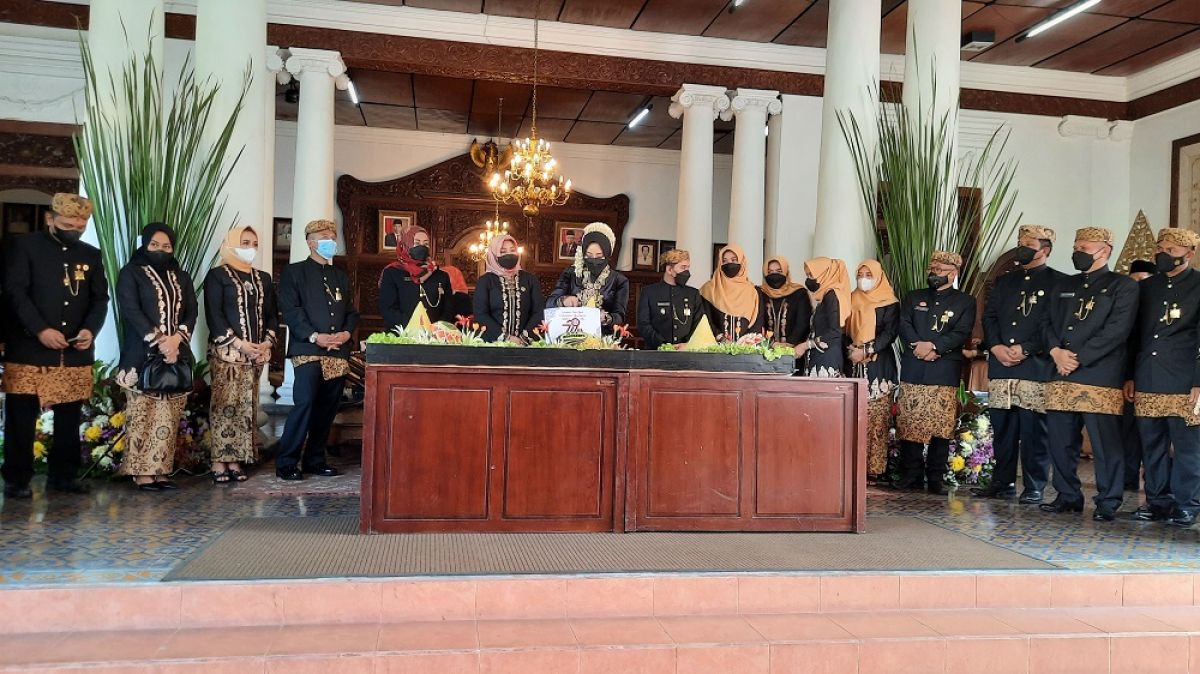 Bupati Mojokerto Ikfina Fahmawati saat memotong tumpeng. (Foto: Achmad Supriyadi/jatimnow.com)
