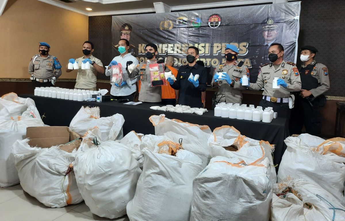 Kapolres Mojokerto Kota AKBP Rofiq Ripto dan Kasat Resnarkoba AKP Singgih saat beberkan barang bukti. (Foto: Achmad Supriyadi/jatimnow.com)