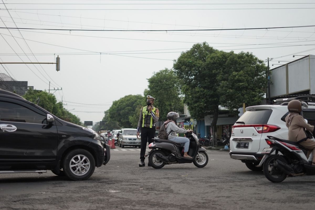 Kasatlantas Polres Ponorogo AKP Ayip Rizal saat mengatur lalu lintas.(Foto: Mita Kusuma/jatimnow.com)