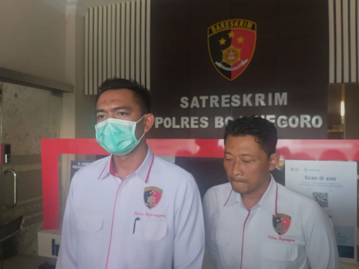 Kasatreskrim Polres Bojonegoro AKP Girindra Wardana (kiri). (Foto: Misbahul Munir/jatimnow.com)