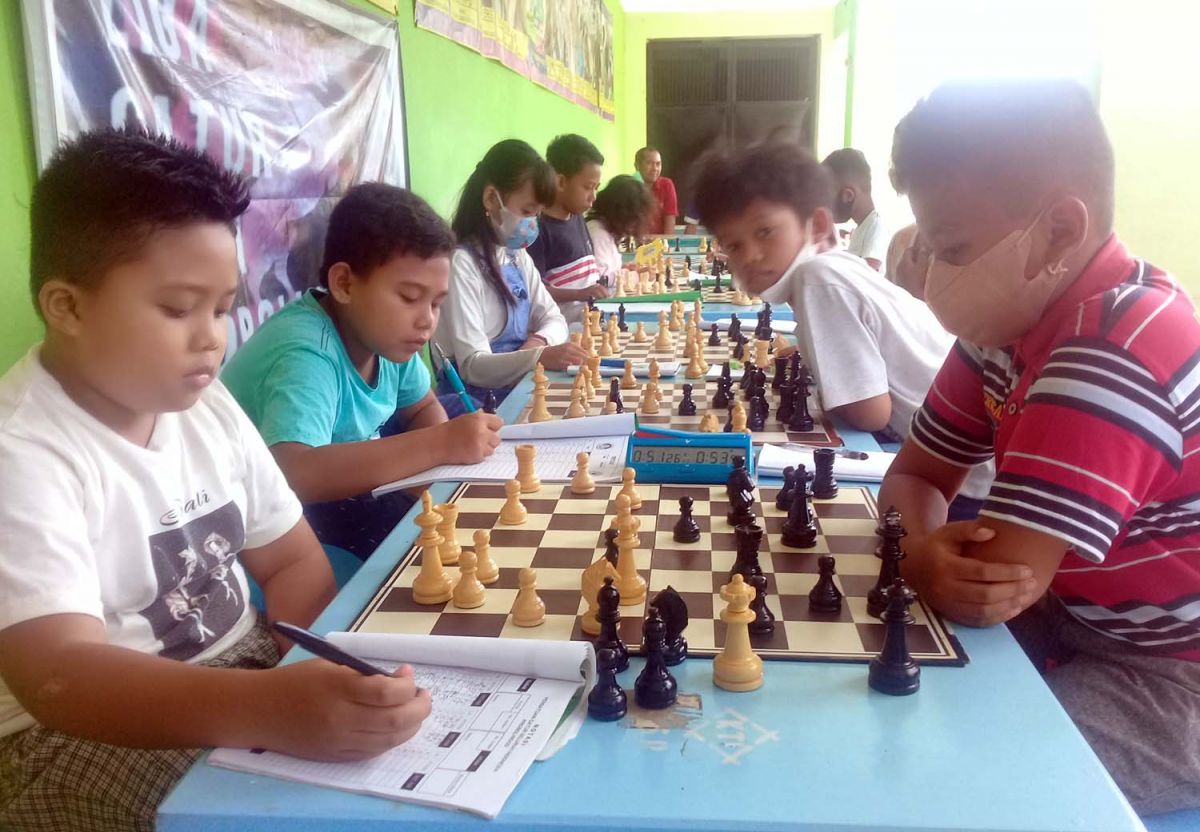 Anak-anak dan para atlet catur berlatih di Gor Ahmad Yani Kota Probolinggo (Foto-foto: Mahfud Hidayatullah/jatimnow.com)