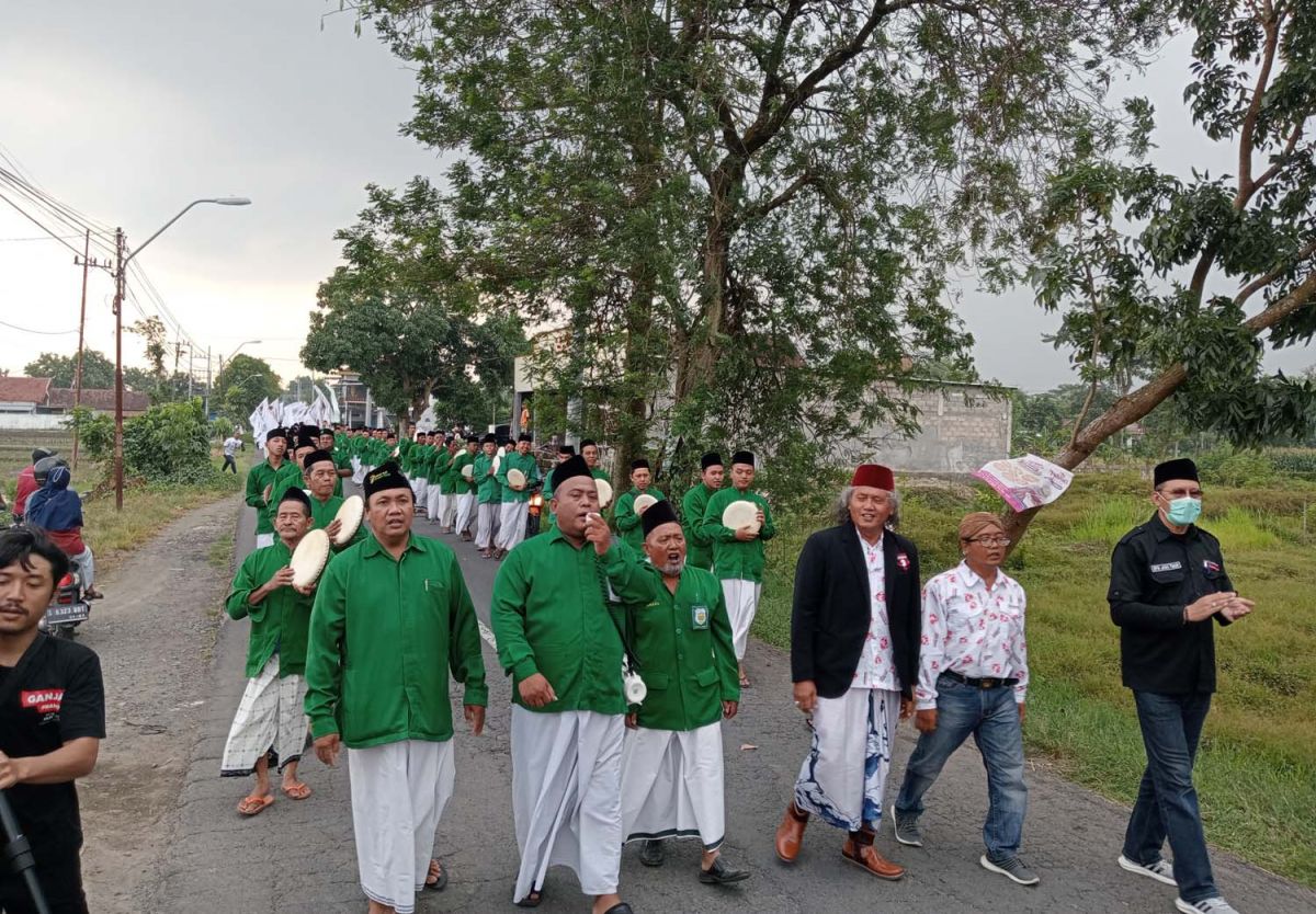 Iringan banjari sebelum pembukaan apel akbar Sahabat Ganjar se Jatim di Lapangan Sentul, Kecamatan Tembelang, Kabupaten Jombang (Foto: Elok Aprianto/jatimnow.com)