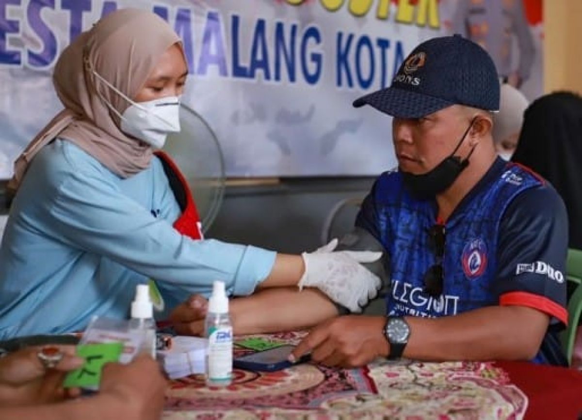 Aremania melakukan vaksinasi booster demi bisa melihat sepak bola Arema FC lawan PSIS. (Foto: Galih Rakasiwi/jatimnow.com)