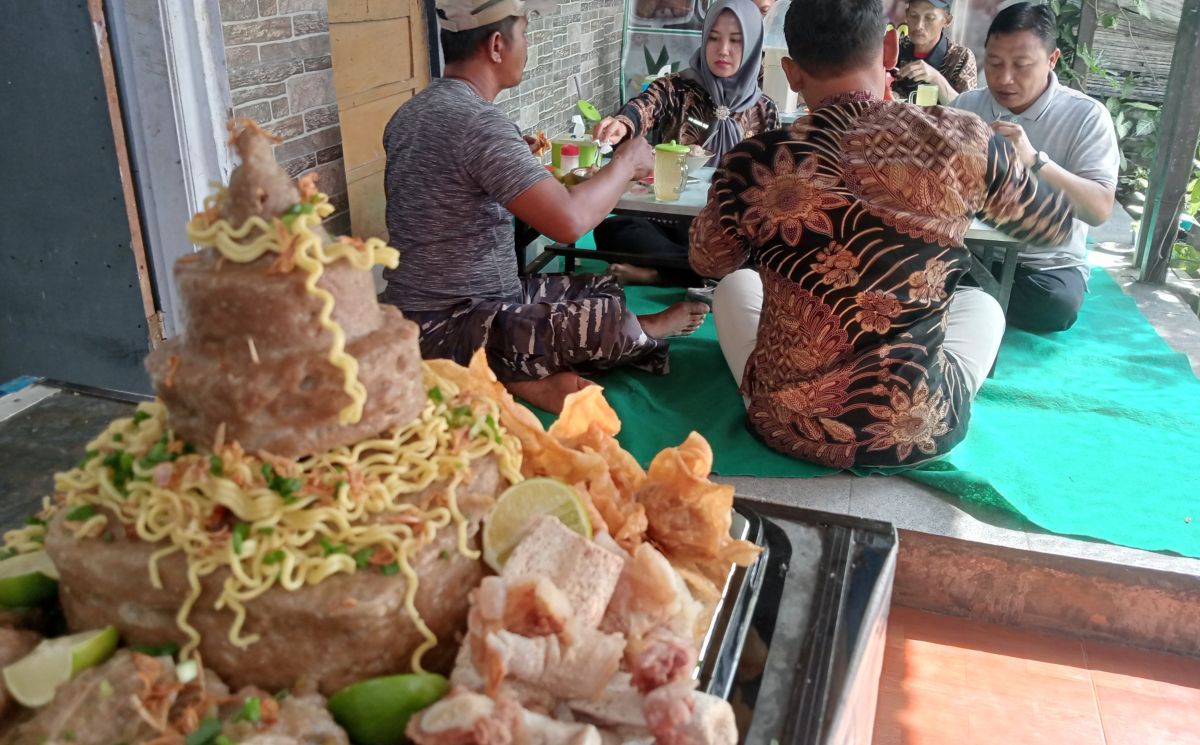 Bakso tumpeng ulang tahun buatan Mbak Iin Indayani (40), yang dipesan salah satu warga Desa Denanyar. (Foto-foto: Elok Aprianto/jatimnow.com)