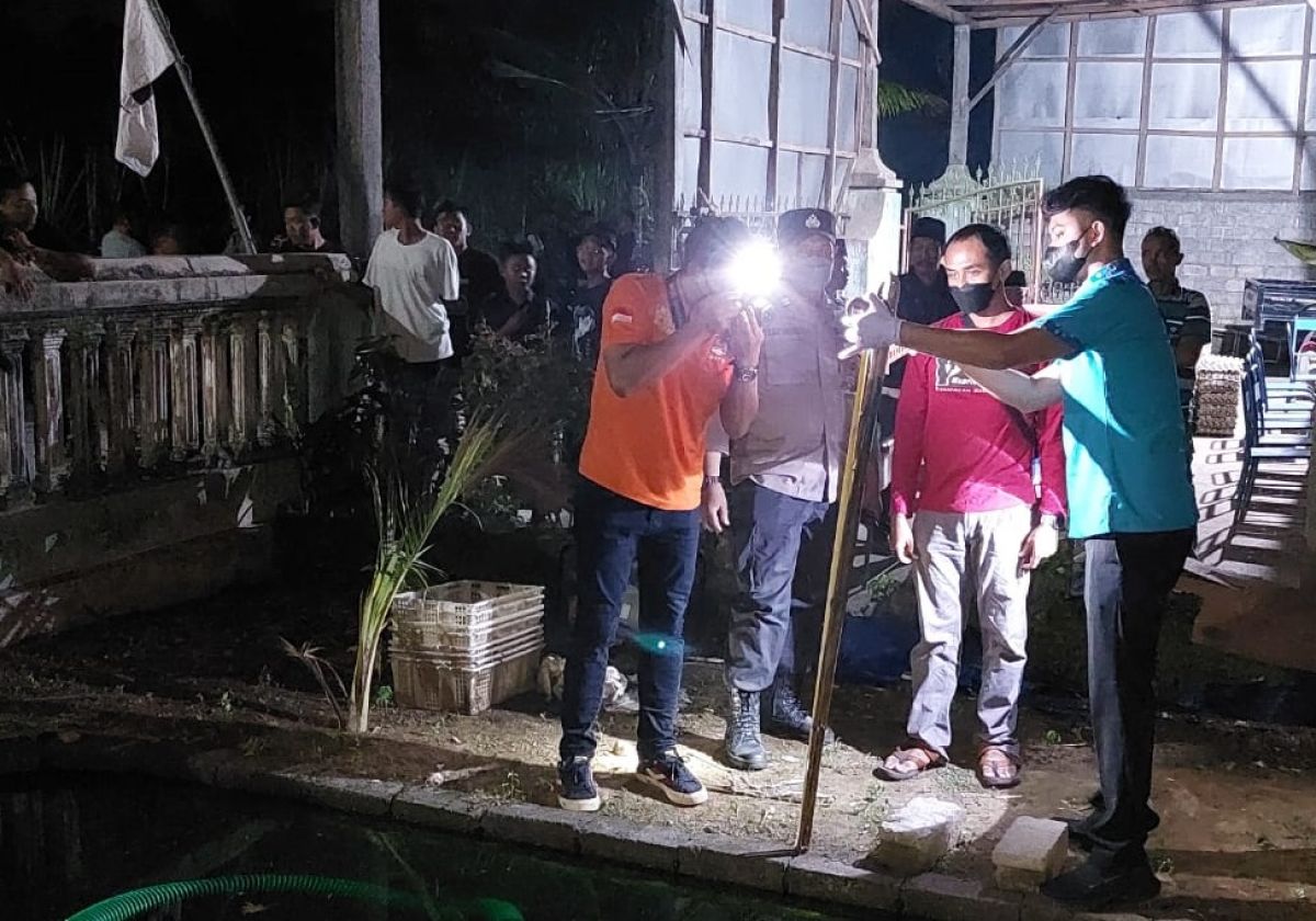 Polisi saat melakukan olah TKP di kolam ikan koi (Foto: Humas Polres Tulungagung)