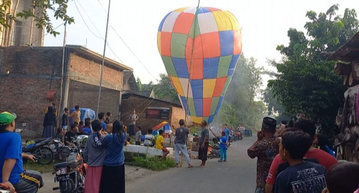 Balon udara yang diamankan polisi di Polsek Jogoroto.(Foto: Elok Aprianto)