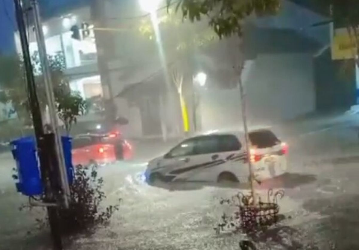 Sejumlah ruas di jalan protokol Kota Bojonegoro tergenang banjir. (Foto: Misbahul Munir/jatimnow.com)