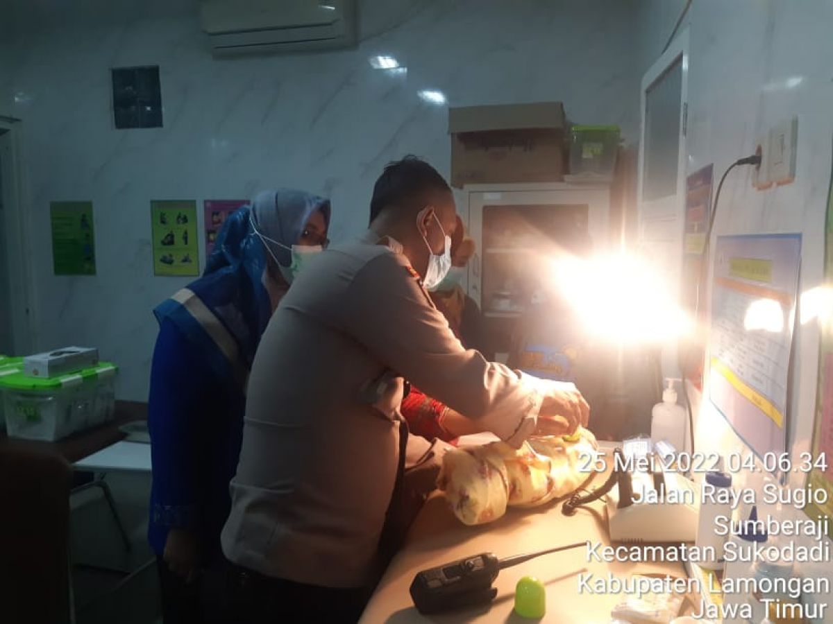 Bayi perempuan yang ditemukan warga Lamongan telah mendapatkan penanganan.(Foto : Humas Polres Lamongan for Jatimnow.com)