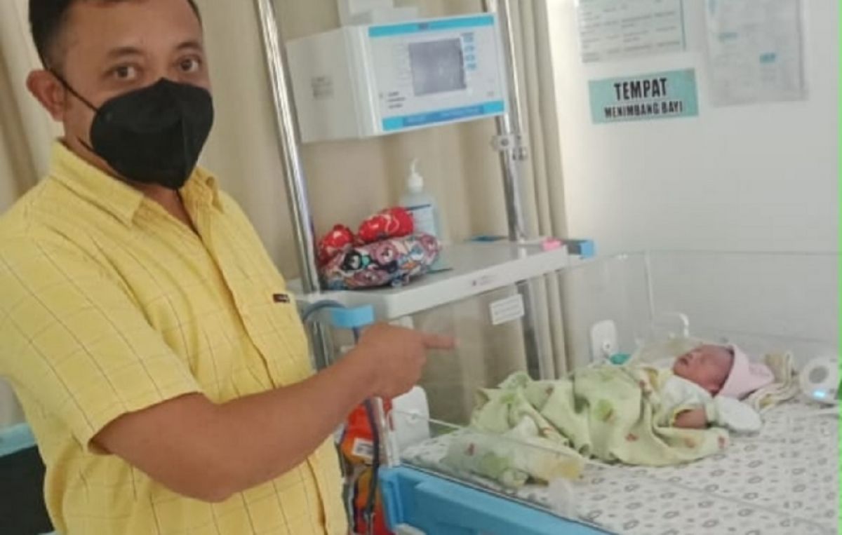 Petugas kepolisian saat melihat bayi dibuang di RS Bhayangkara Hasta Brata. (Foto: Galih Rakasiwi/jatimnow.com)