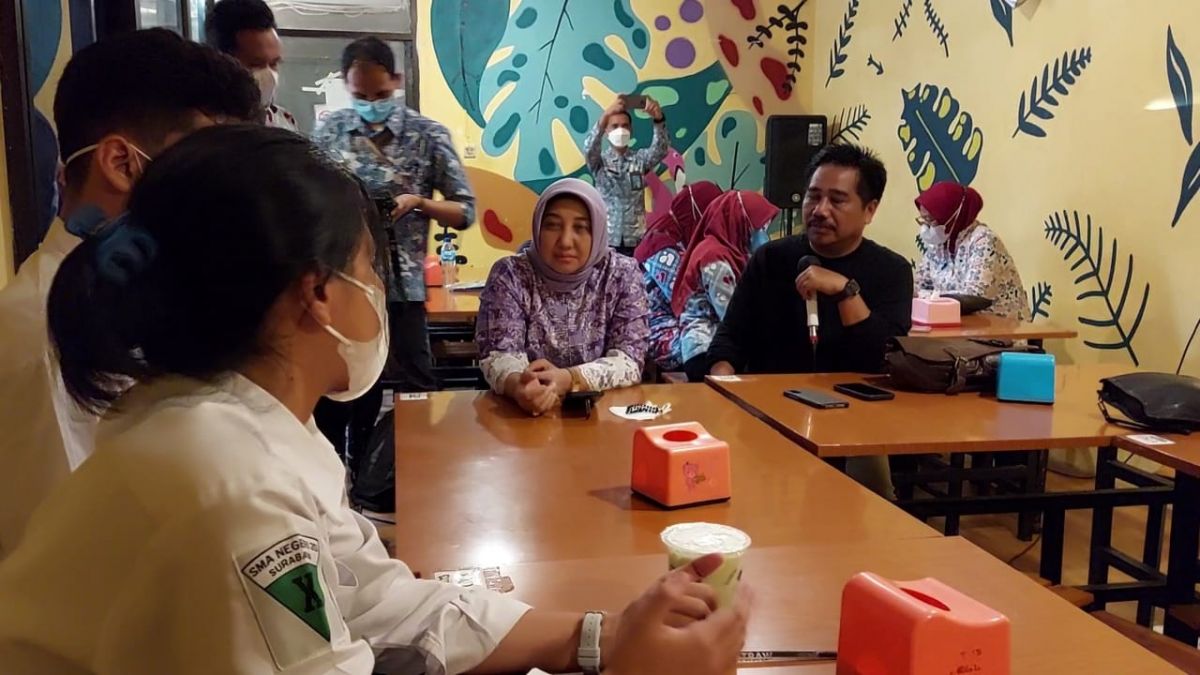 Cegah Pernikahan Dini, Petugas BKKBN Jatim Rajin Nongkrong Bareng Anak Milenial