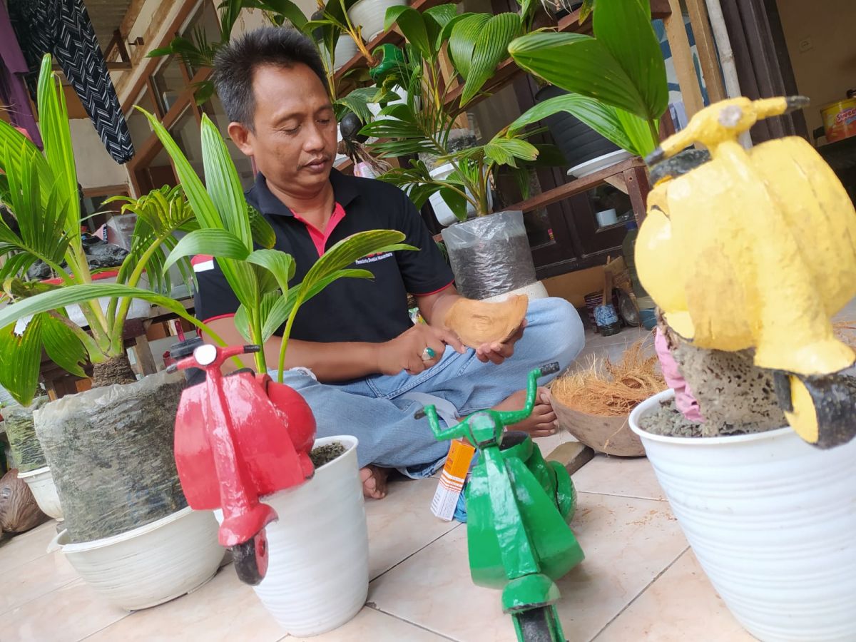 Bonsai kelapa yang didesain Vespa.(Foto: Elok Aprianto)