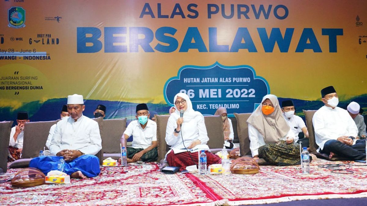 Bupati Banyuwangi Ipuk Fiestiandani saat menghadiri salawat bersama.(Foto: Humas Pemkab Banyuwangi)