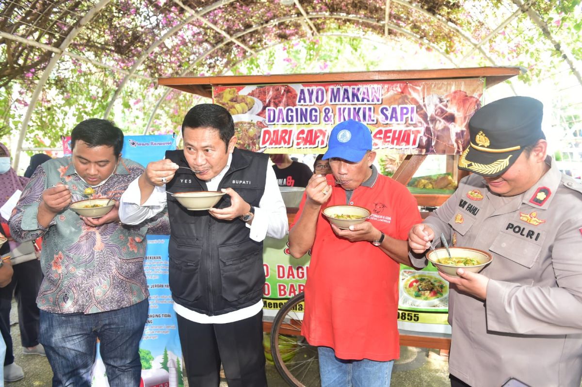 Bupati Lamongan Yuhronur Efendi saat mencicipi kuliner bakso kikil di sela-sela kegiatan kontes hewan peliharaan.(Foto : Humas Pemkab Lamongan for Jatimnow.com)
